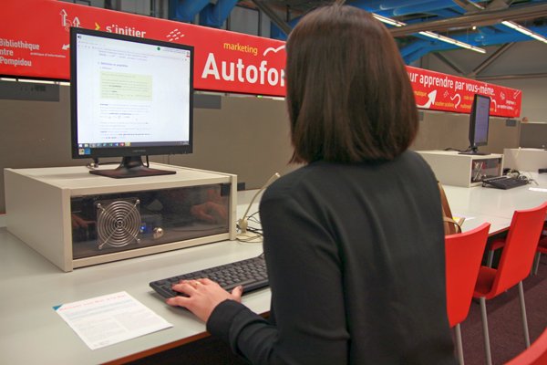 Jeune fille sur un ordinateur à l'espace autoformation