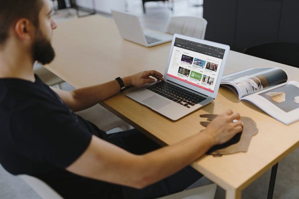 homme travaillant sur un ordinateur portable