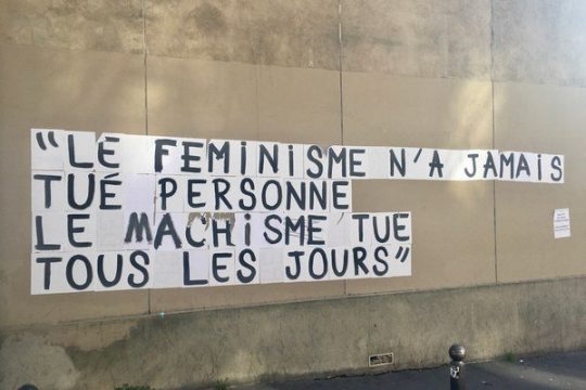 photo d'un mur avec des affiches collées