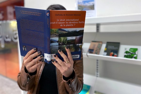 usager lisant un livre à la Bpi