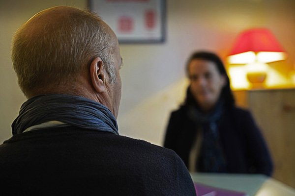 photos de deux personnes discutant