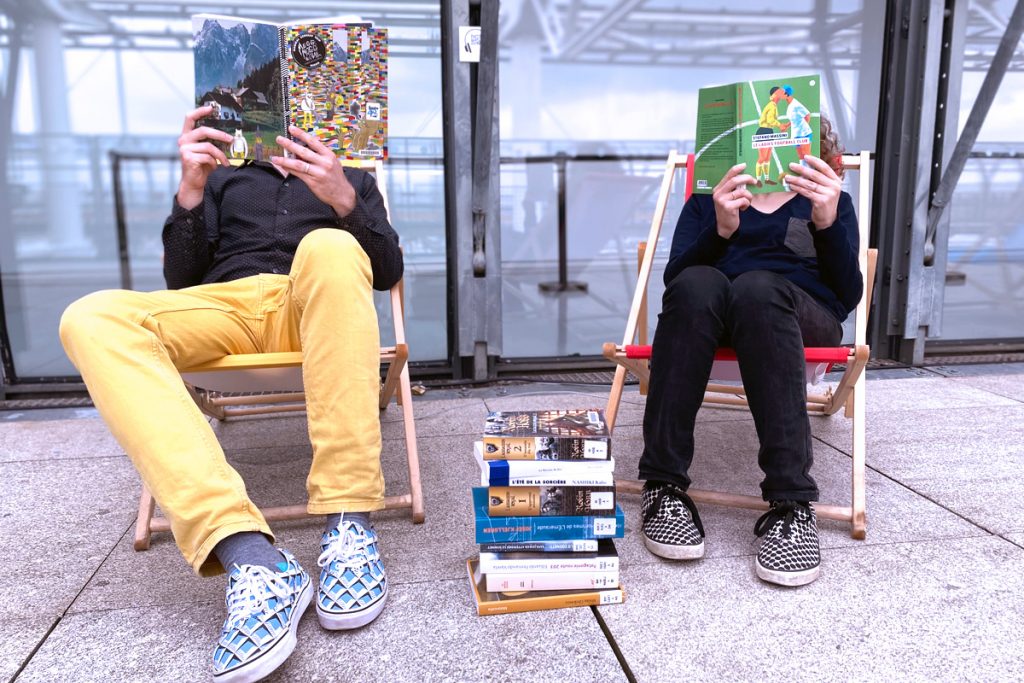 photos de deux personnes lisant un livre dans un transat.