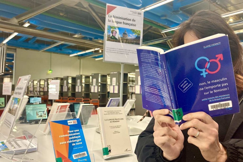 usager consultant un ouvrage dans la bibliothèque