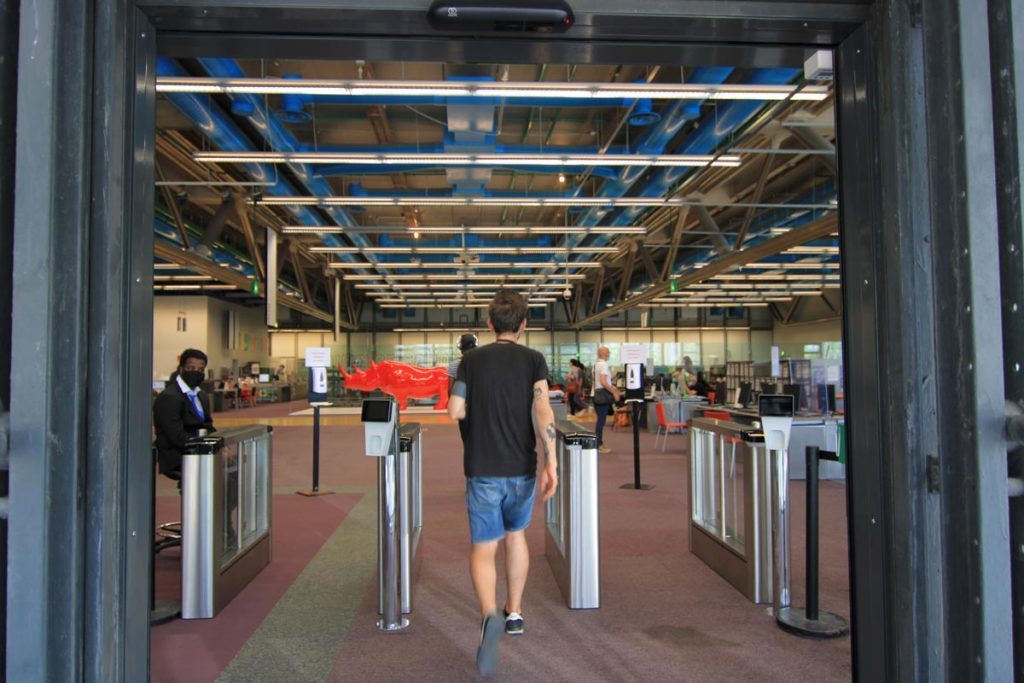 usager entrant dans la bibliothèque par l'entrée du niveau 2