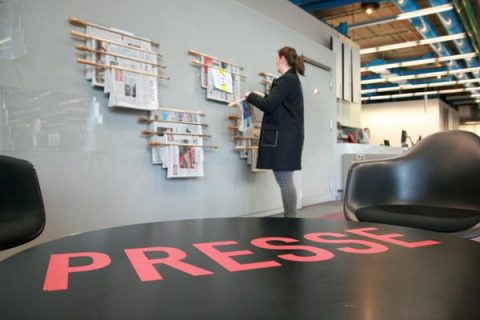 lectrice à l'espace presse de la Bpi