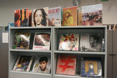 Vinyles dans l'espace Musique de la Bpi