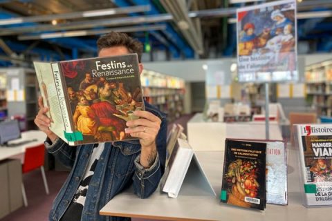 usager lisant un livre sur l'alimentation