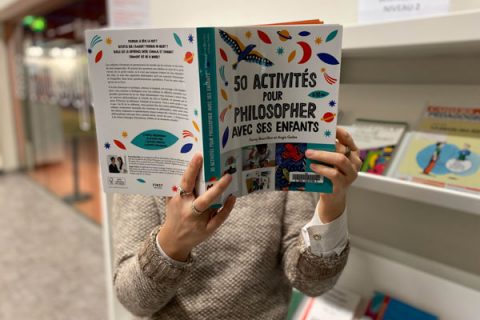 usager lisant un livre de philosophie