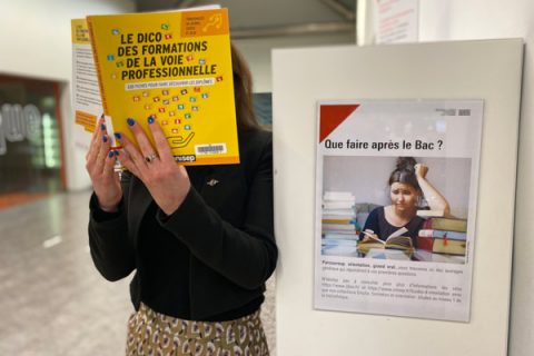 lectrice près d'un meuble de valorisation de la bibliothèque