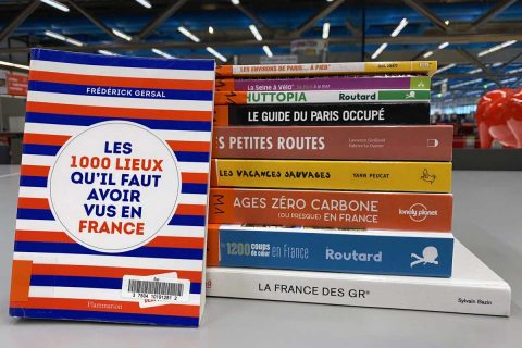 pile d'ouvrages posée sur une table de la bibliothèque