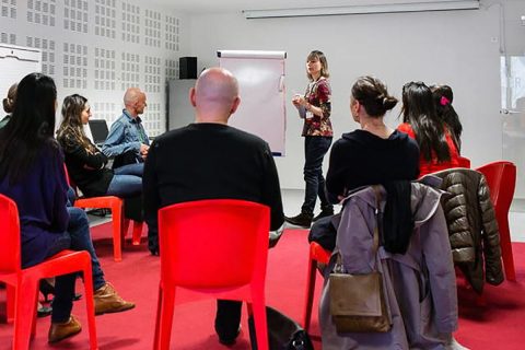 personnes participants à un atelier de conversation dans l'atelier de la Bpi