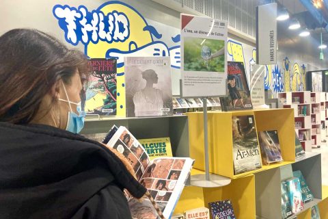 usager consultant une bande dessinée dans la bibliothèque