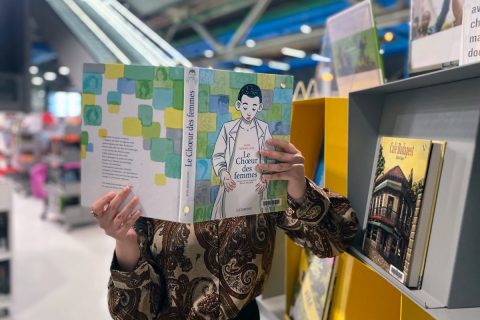 usager consultant une bande dessinee à la bibliothèque