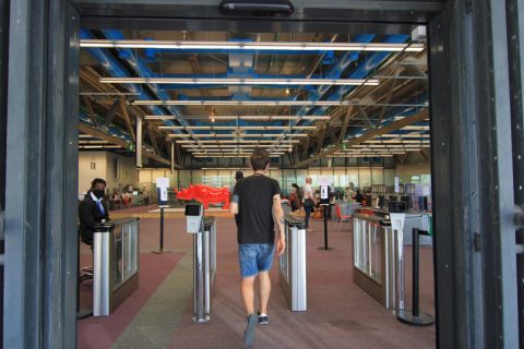 usager entrant dans la bibliothèque par l'entrée du niveau 2