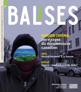 Un paysage vallonné et verdoyant incrusté dans le visage d'une personne, en bonnet et écharpe au milieu d'une rue enneigée.