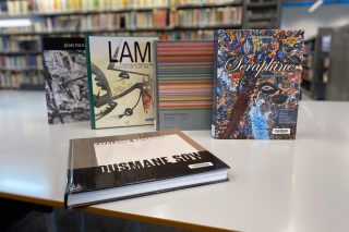 photos de catalogues raisonnés d'arts posés sur une table de la bibliothèque