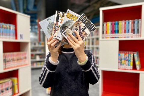 usager tenant dans ses mains une sélection de mangas