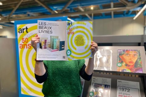 usager consultant un numéro d'artpress dans le salon Arts et littérature