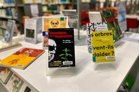 ouvrages sur une table de la bibliothèque