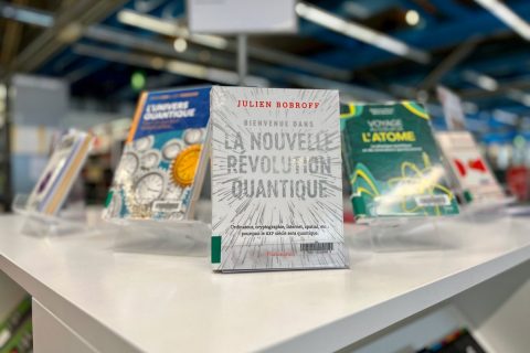 photos de livres sur une table de sélection documentaire