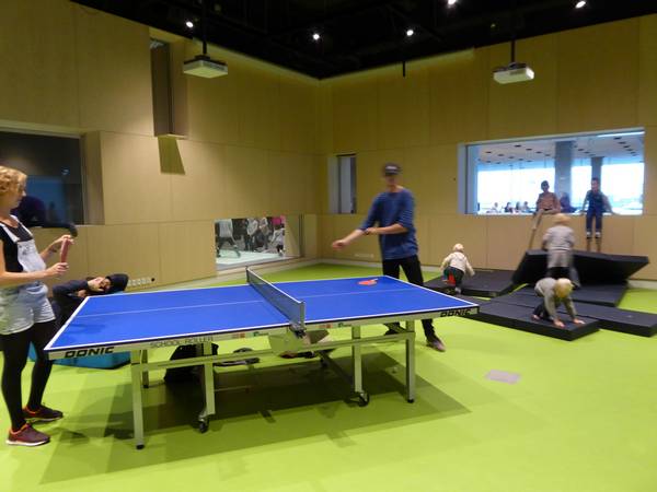 Salle de jeux avec table de ping-pong