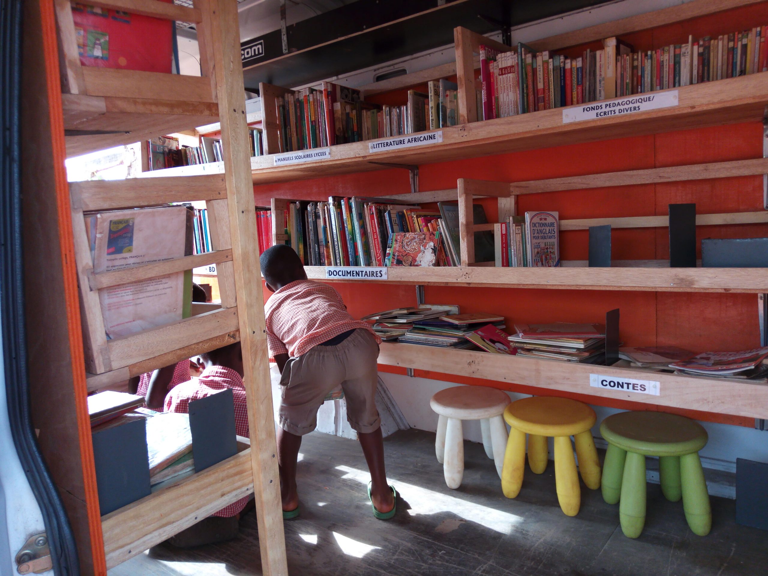 Photo à l'intérieur du bibliobus avec des enfants