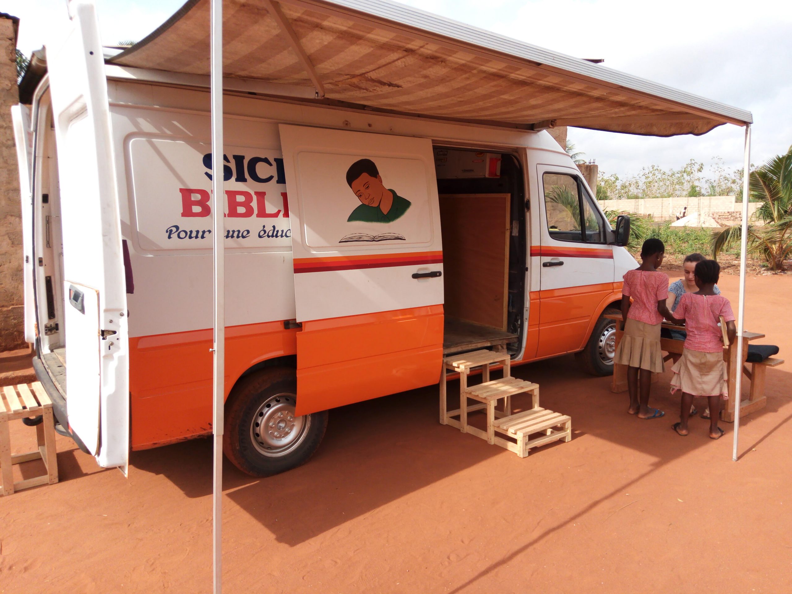 Extérieur du bibliobus avec accueil d'enfants