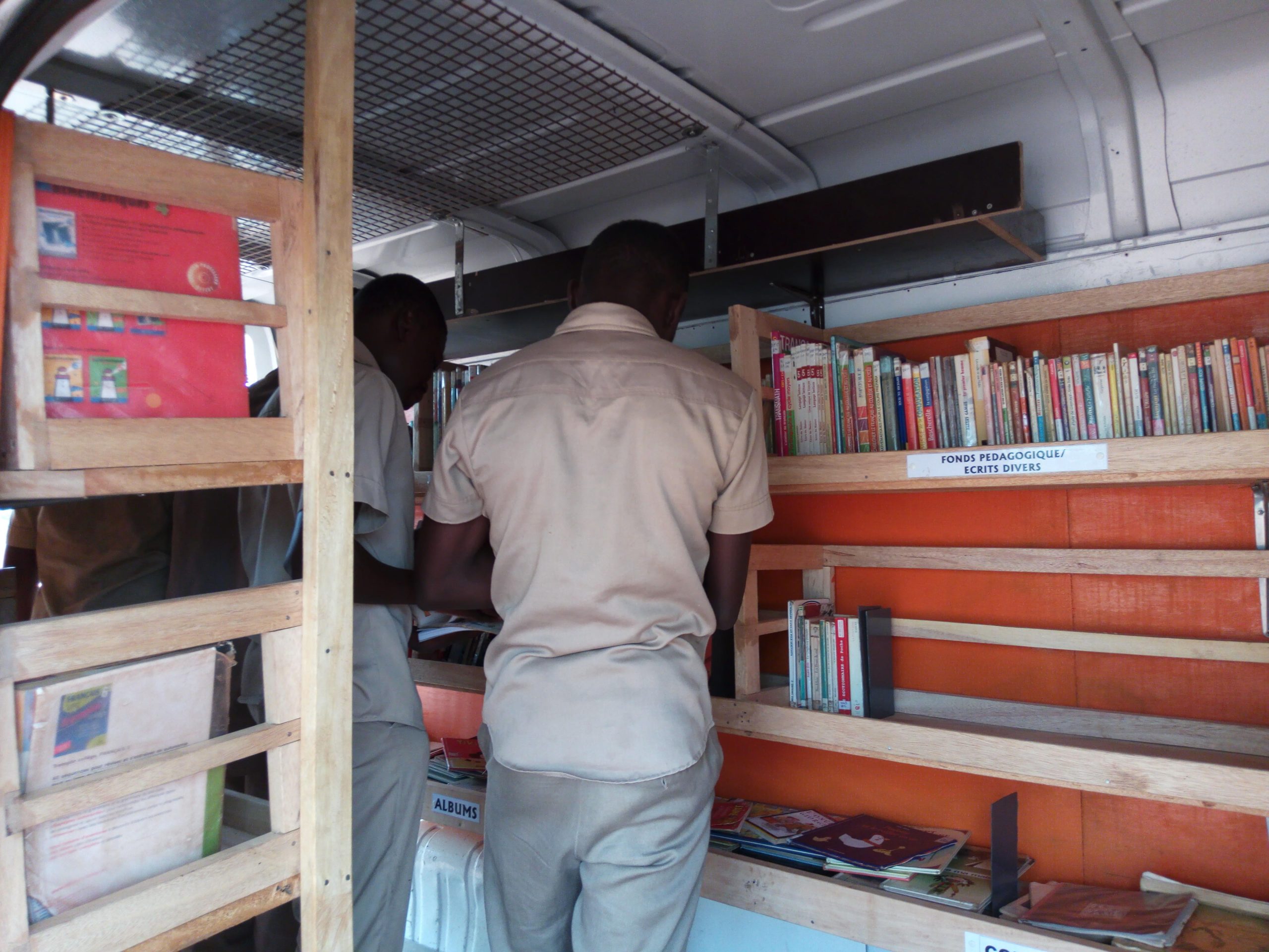 Adultes à l'intérieur du bibliobus