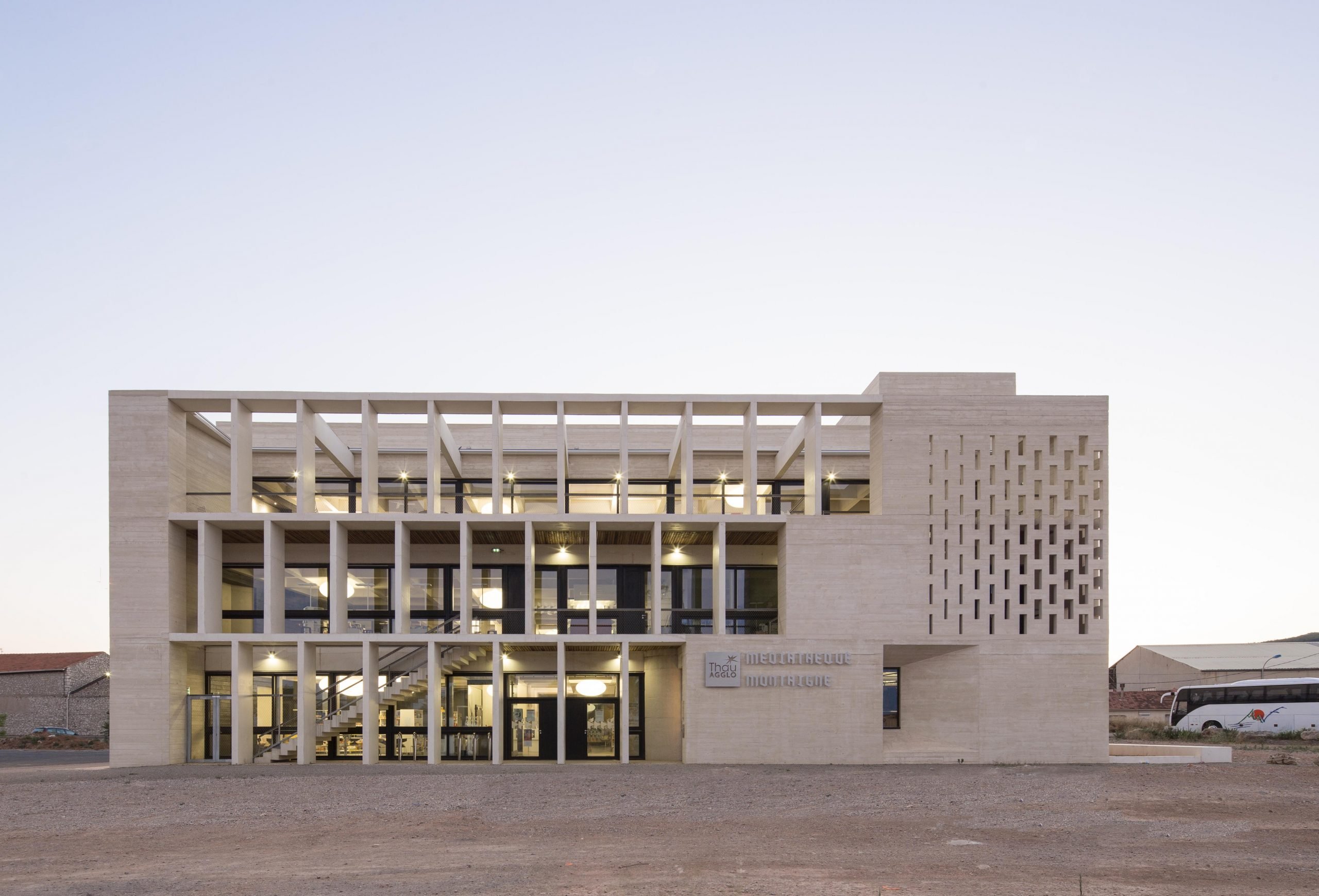 Façade d'entrée de la médiathèque