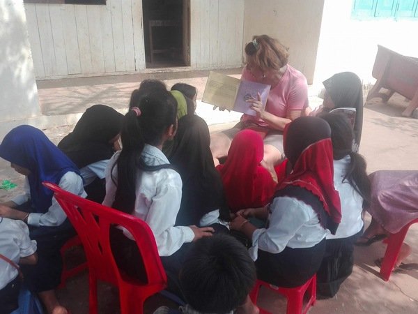 Céline Vidal lisant un album aux enfants de l'école