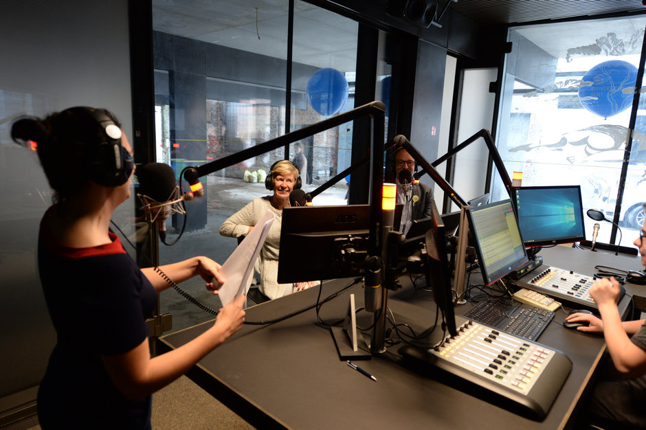 Vue de l'aménagement de la radio dans la bibliothèque