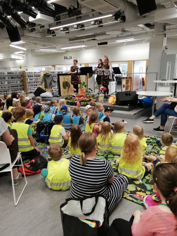 enfants dans l'espace jeunesse lors d'un spectacle, de dos à Espoo