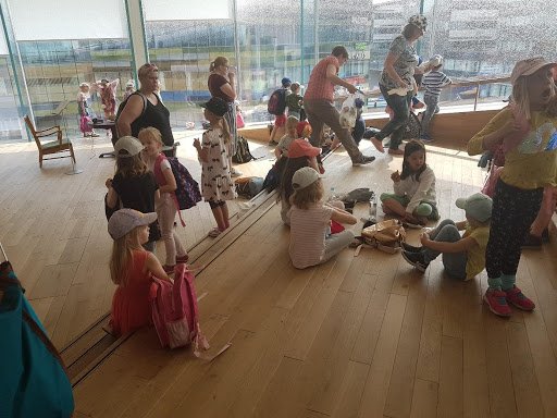 enfants pique-niquant dans la bibliothèque