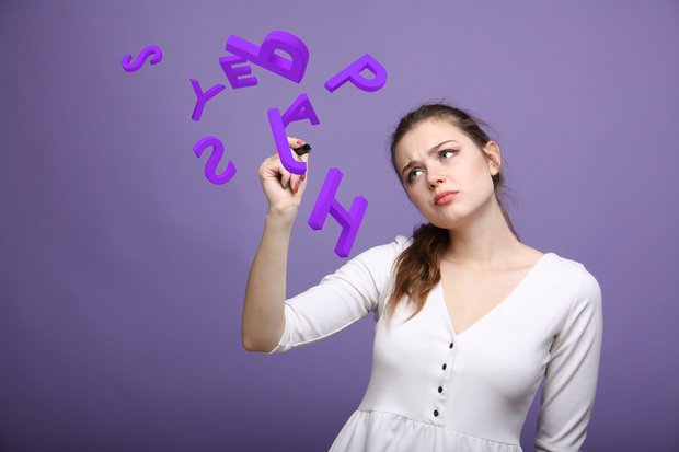 photo d'une persone avec des lettres qui volent autour