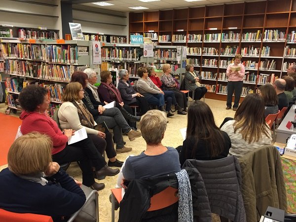 Lecture dans la bibliothèque Maria Àngels Torrents