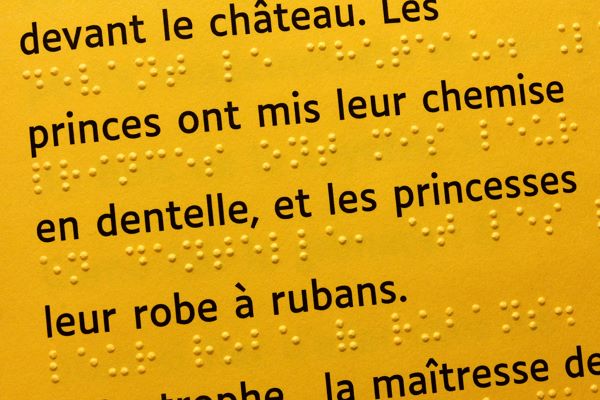 Ecriture Luciole et braille sur fond jaune