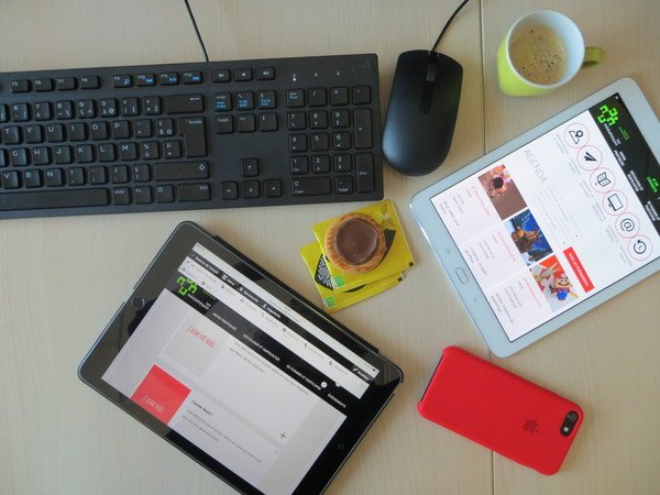 phtographie d'un clavier, tablette et souris disposés sur une table