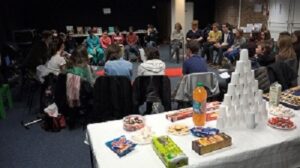 Photographie de l'intérieur de la bibliothèque où les ados préparent la séance ( un goûter en premier plan)