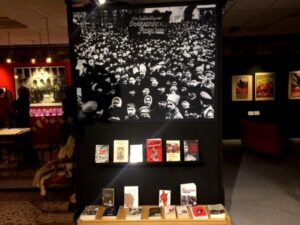 Photographie de l'exposition avec en première plan une table de valorisation