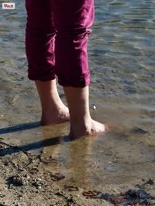 photographie de jambes dans l'eau