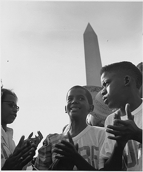 Photo d'enfants devant le Washington Monument