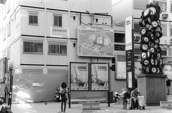 Attendez svp. : des voyageurs, place de la Gare St-Lazard