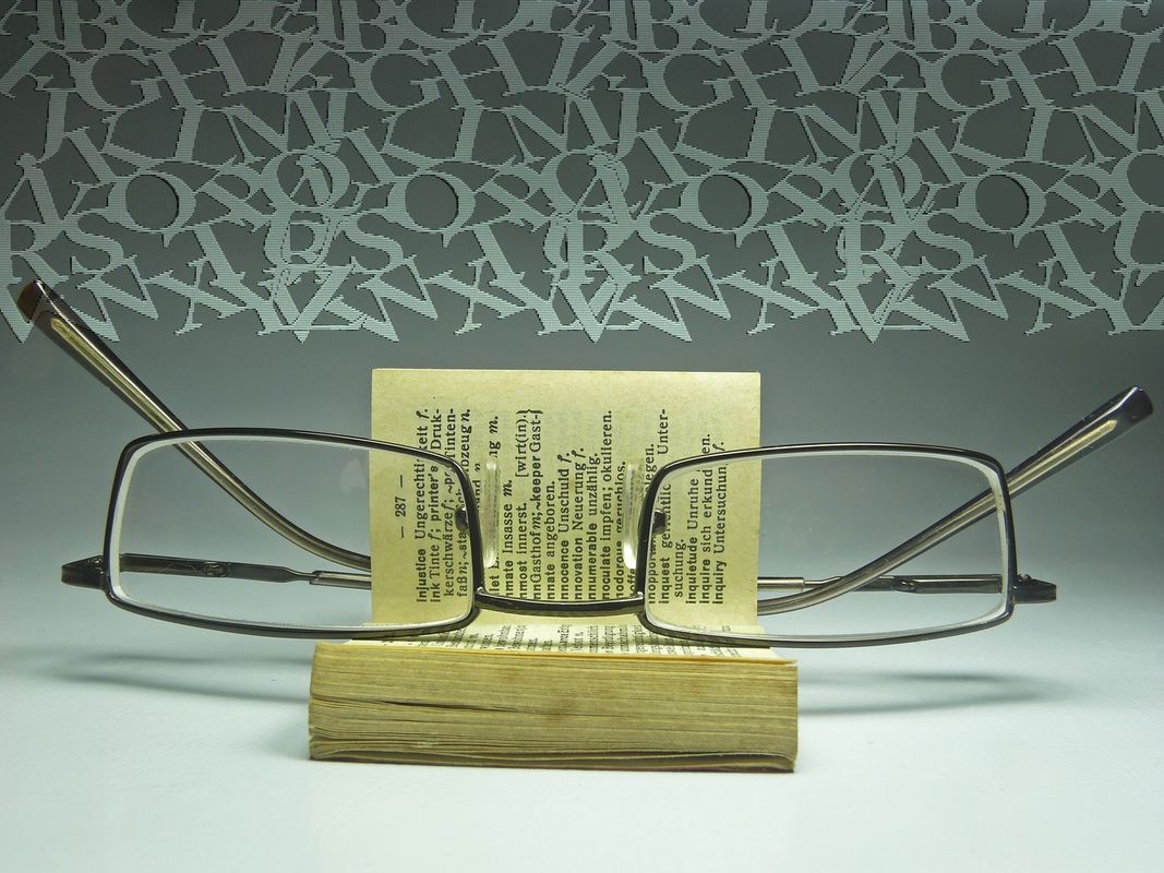 lunettes posées sur un livre ouvert