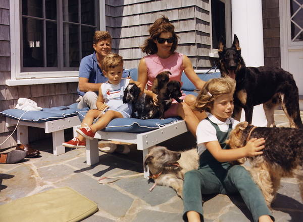 la famille Kennedy avec leurs chiens, en week-end