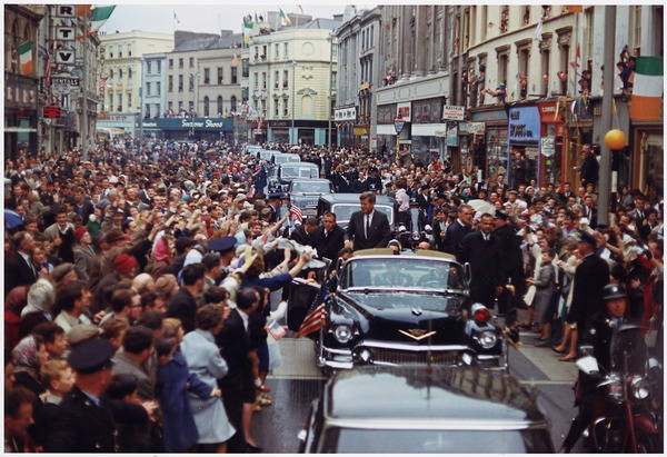 JFK défilant en voiture