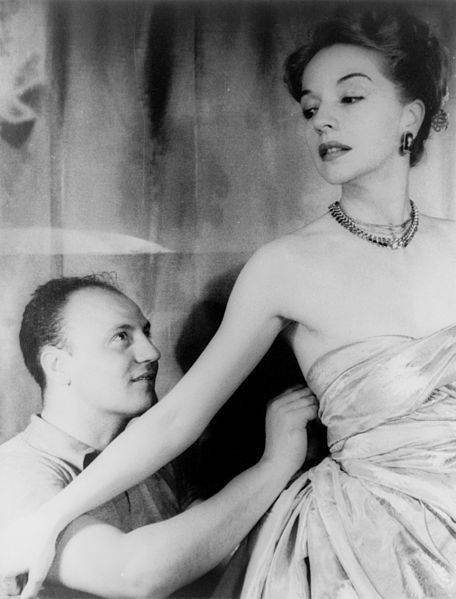 Pierre Balmain ajuste une robe sur un manequin