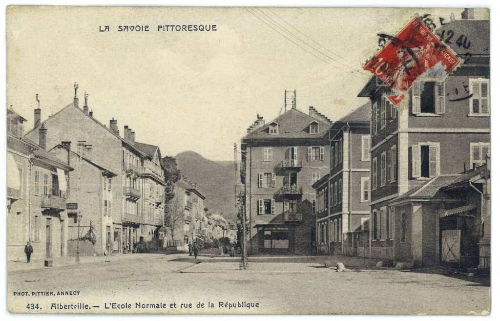 Vue sur l'école, Alberville