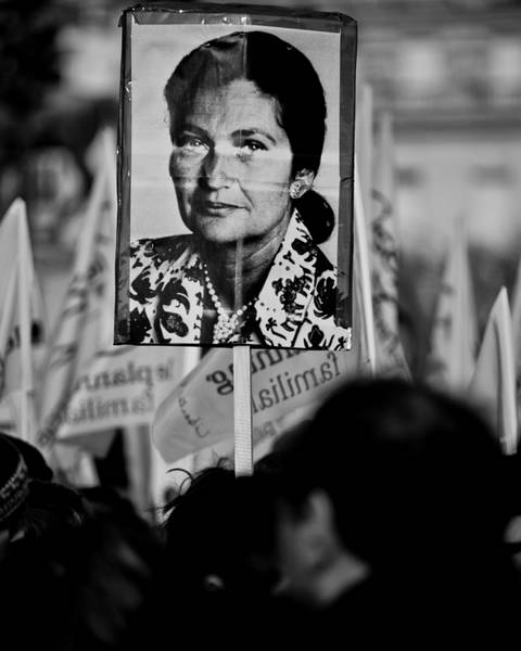 Manifestants brandissant le portrait de Simone Veil