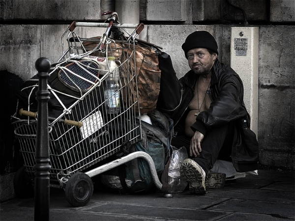 Photo d'un SDF dans les rues de Paris en 2005