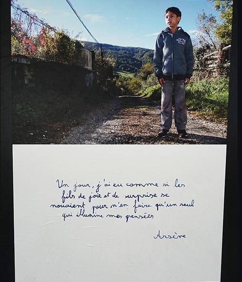 enfant devant un paysage rural